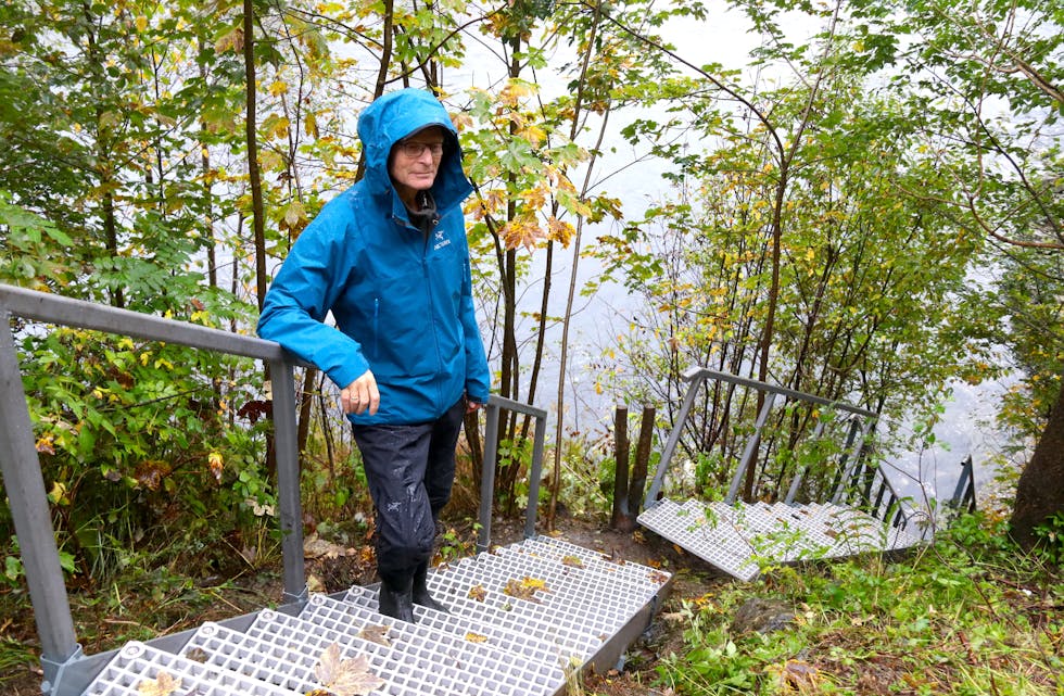 Sauda jeger- og fiskerforening har brukt 60 000 kroner på å gjere Høllandshølen tilgjengeleg for folk flest. Jan Gunnar Weiseth frå elveutvalet seier det er bra at fleire no kan få glede av fiskeplassen. Foto: Andreas Isaksen