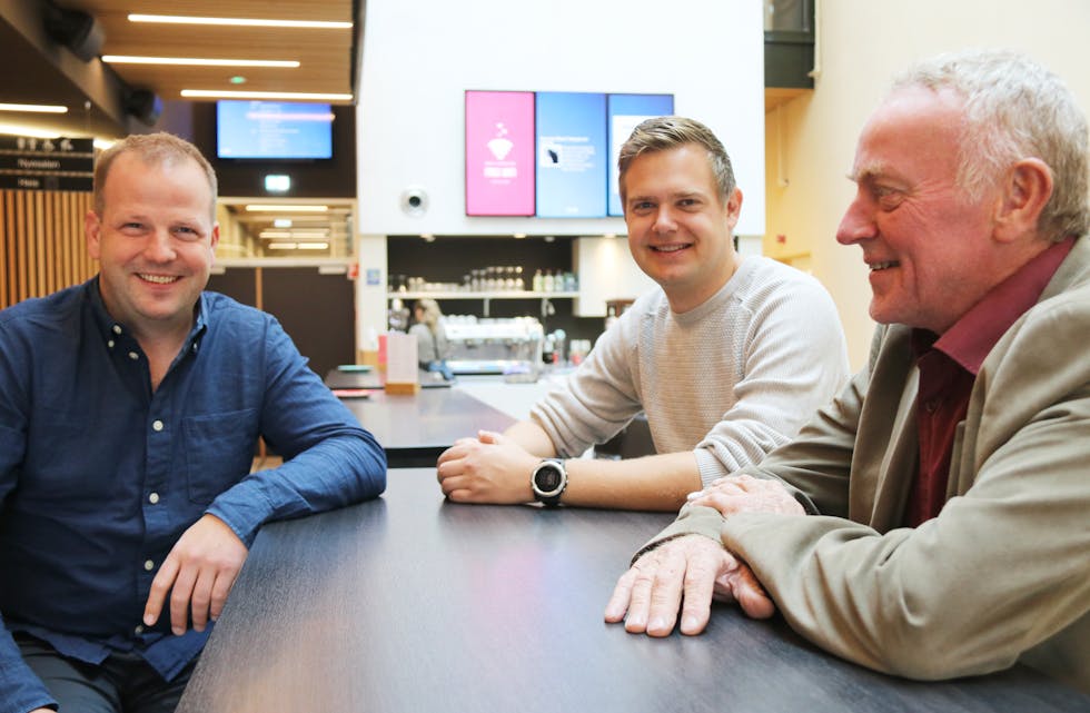 Sps Asbjørn Birkeland (frå venstre), SVs Øyvind Grassdal og Aps Hallgeir Amdal håpar og trur at både dei som politikarar og saudabuen i gata vil merka regjeringsskiftet på fleire vis.