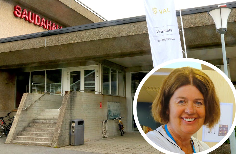 Det var langt mellom saudabuane ved vallokala på Austarheim skule, Risvoll skule og her ved Saudahallen. Årsaka er ei dobling i talet på førehandsstemmar. – Veldig positivt, seier valsekretær i Sauda, Solfrid Handeland (innfelt). Foto: Andreas Isaksen