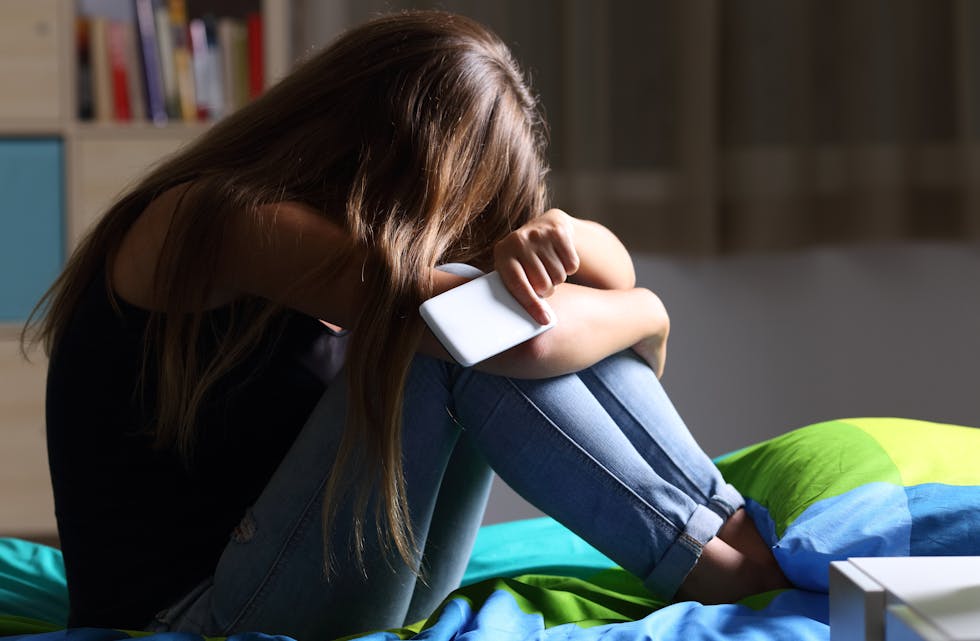Deling av ulovleg bilete- og videomateriale er eit aukande problem, og det er avdekt alvorlege tilfelle også i Sauda. No ber politiet foreldre vere ekstra på vakt.