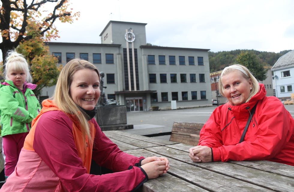 Kristina Berge Nygård og Gerd Olaug Garstad i Sauda Ferie & Fritid inviterer til Haustmarknad Sauda i storteltet på Rådshusplassen i morgon, laurdag.