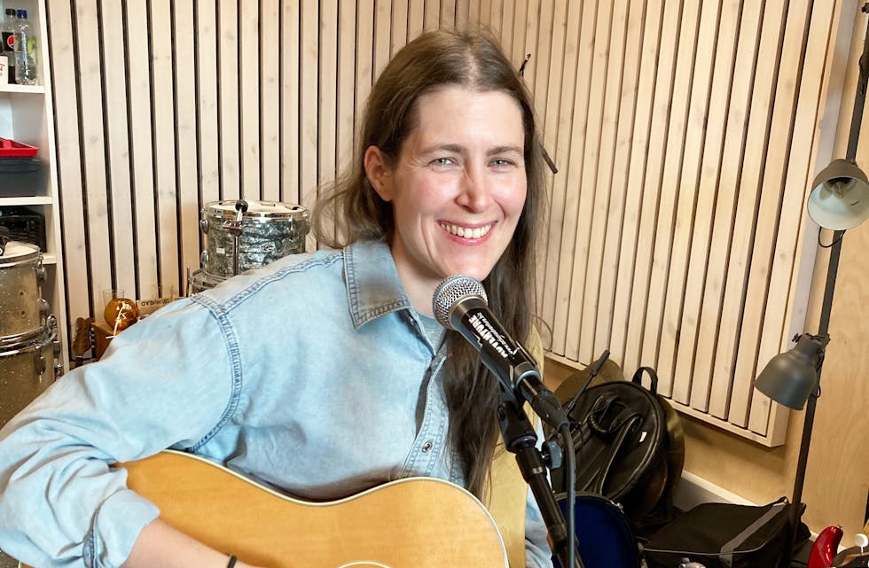 Singer/songwriter Maria Toresen er klar for konsert i Sauda tysdag. Musikken skildrar ho sjølv som melodiøs, nær og akustisk.