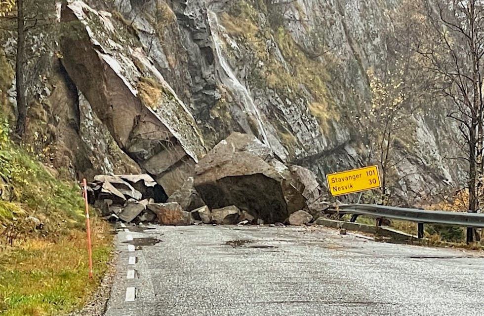 Fleire store steinblokker raste ut i vegbanen på Riksveg 13 ved Lovraeidet torsdag føremiddag. Vegen er no opna. Foto: Trygve Snare. 
