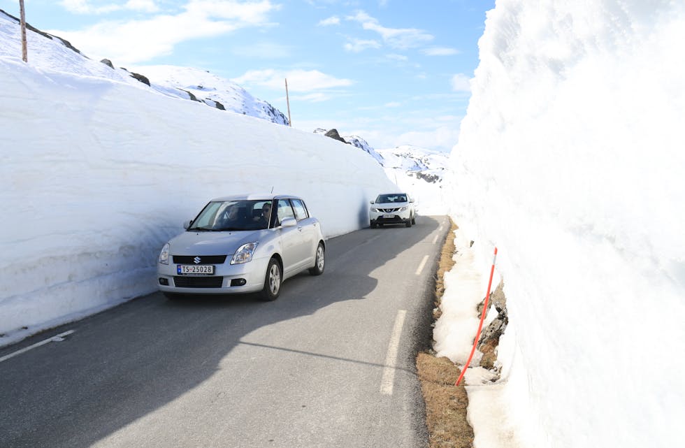 Kjøreturen over Saudafjellet til Røldal om våren kan ofte oppfattast som litt klaustrofobisk, også i 2021. 