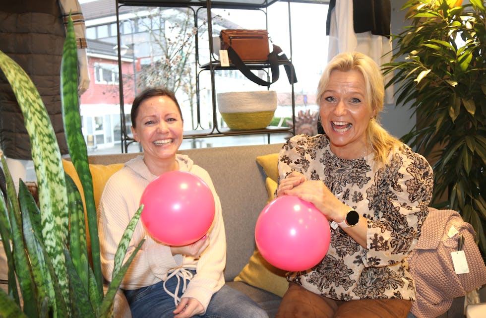 Sentrumsbutikkane vil bli pynta med rosa ballongar, enkel servering – og masse gode tilbod. Eline Lillehammer Birkeland (til venstre) og Linda Dolmen gler seg til ein travel og kjekk dag på jobb. 