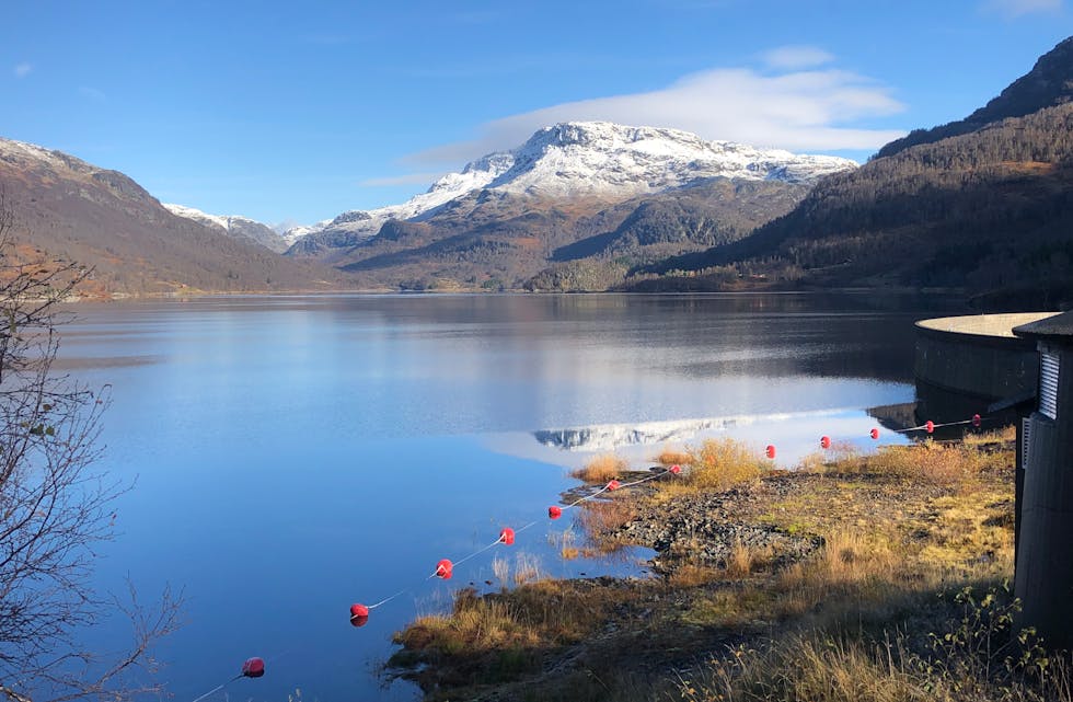 Indrejordsnuten med snøhette på, med Slettedalsvatnet i forgrunnen,17. oktober.