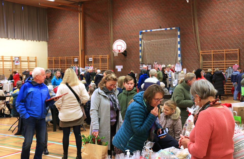 Årets julemarknad i Saudahallen var godt besøkt. 