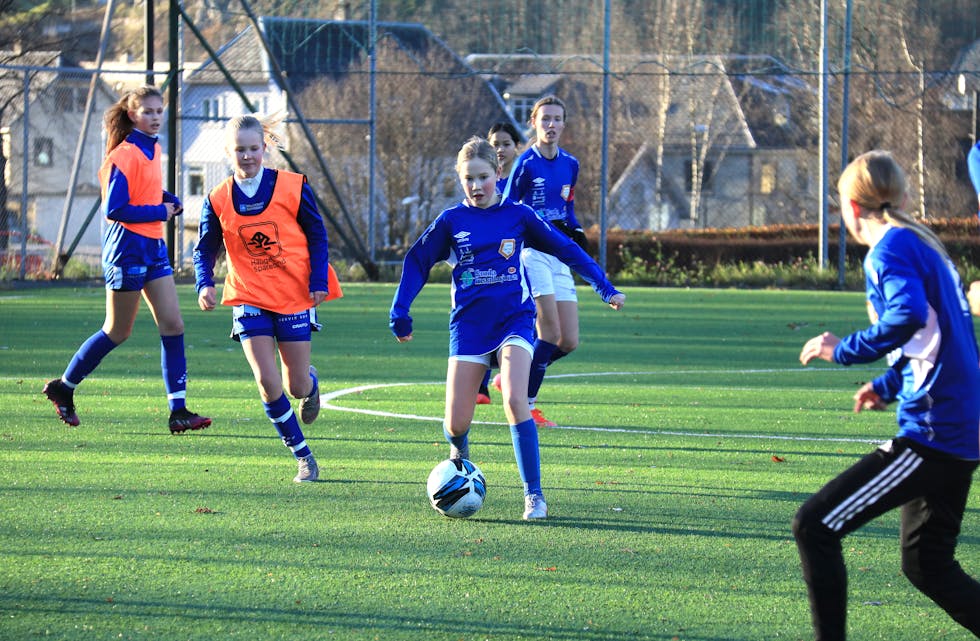 Oda Bruknapp Skoglund (med ballen) var sentral i oppbygginga av angrepsspelet til heimelaget då Sauda IL J15 slo Falkeid 4-1. Lagkaptein Kristiane Teig bak henne, Naphansiri Nithuram bak der igjen og Signe Saltnes Aarhus til høgre.