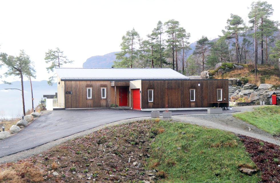 Det er dette taket, på eit hus øvst i Trosavikåsen, som administrasjonen og huseigar er ueinige om. Nå må kommunestyret vurdera om ein skal endra på delar av ordlyden i reguleringsbestemmelsane slik at dette taket blir godkjent.
