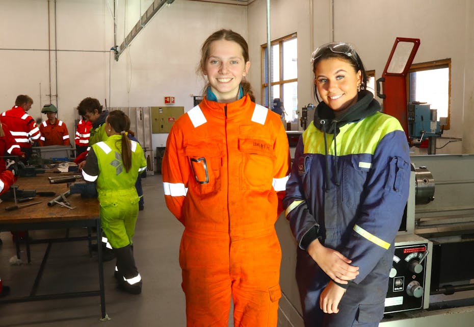 Fleire jenter søker seg inn på fag retta mot industri. Ingri Helena Havrevoll (til venstre) og Linnea Haraldsen har ikkje angra på at dei valte Teknikk- og industrifag ved Sauda vidaregåande skule. 