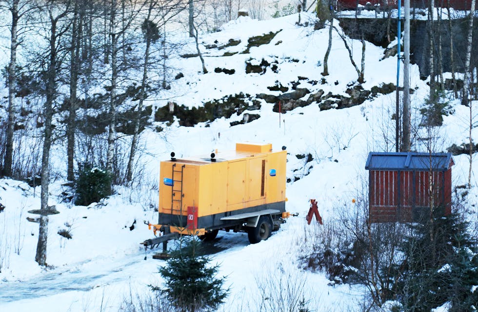 Ei steinras som reiv ned ei  høgspentmast har gjort at Haugaland Kraft har måtta ty til dieselaggregat for å forsyna straumkundar i Honganvik-området. 