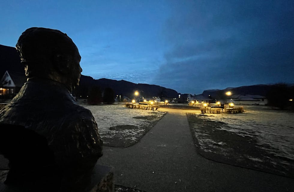 Bysten av tidlegare smelteverksdirektør William Henry Sneath kan nå skua utover ein lyssett og ferdig renovert prydpark i Åbøbyen. Nå gjenstår kun planting av buskar og kastanjetre, eit arbeid som vil bli gjort til våren. 