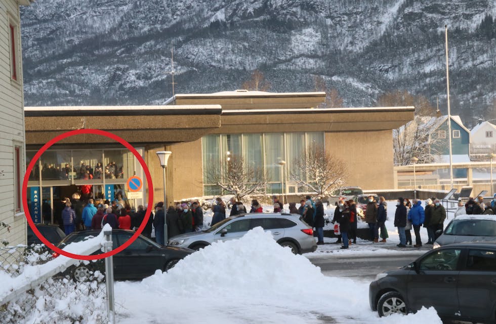 Dei oppmøtte sto tettpakka i kø til torsdagens vaksinering av tredje dose for personar over 65 år. Kritikken har ikke latt vente på seg, men vaksinekoordinatoren i Sauda kommune meiner folk sjølv må ta ansvar for korleis dei opptrer.