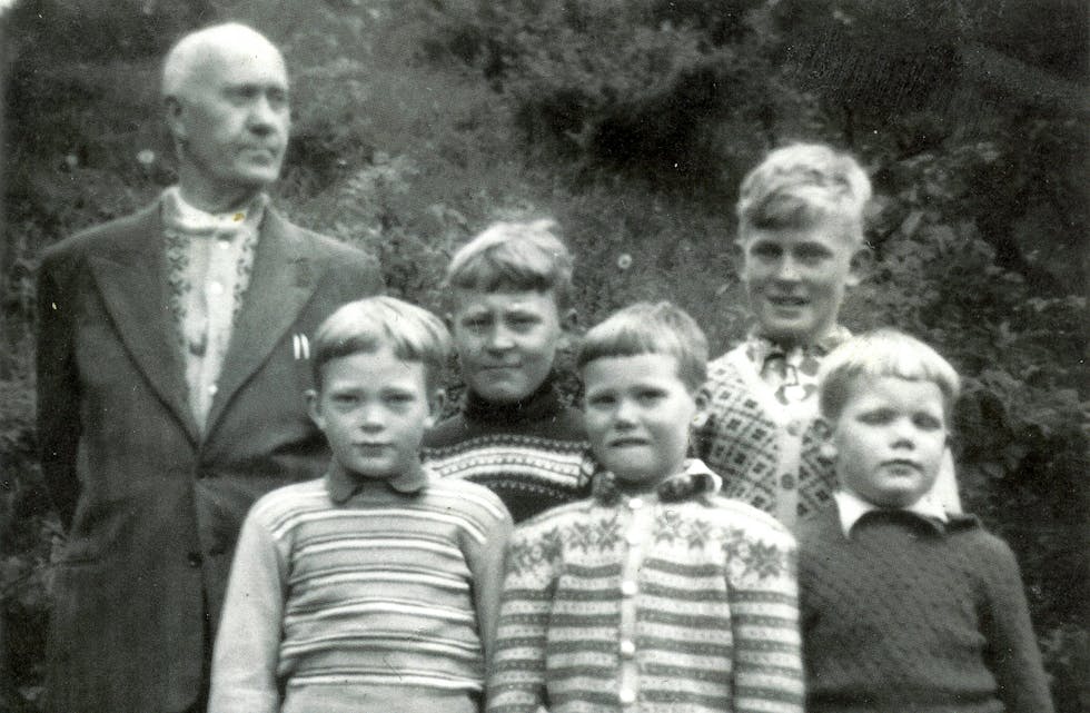 Lærar Gerhard Haukenes med gutane ved skulen på Ås, sannsynlegvis frå 1956. Frå venstre står Alf Nybru, Ola Marvik, Leiv Johannes Aas, Jostein Marvik og Morten Aas.