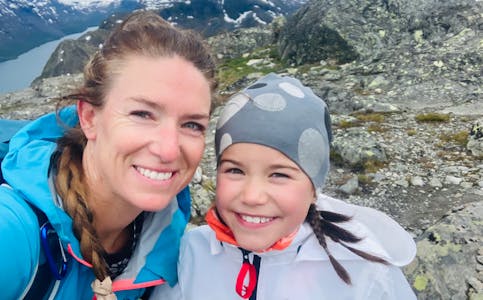 Janne Hindrumsen og dottera Valentina Hindrumsen Guindani (10) kosar seg på tur i høgfjellet. Dei toppar årets TellTur-statistikk. 
