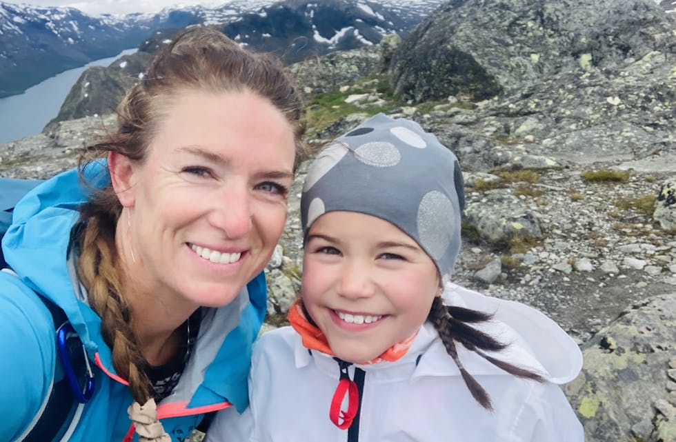 Janne Hindrumsen og dottera Valentina Hindrumsen Guindani (10) kosar seg på tur i høgfjellet. Dei toppar årets TellTur-statistikk. 