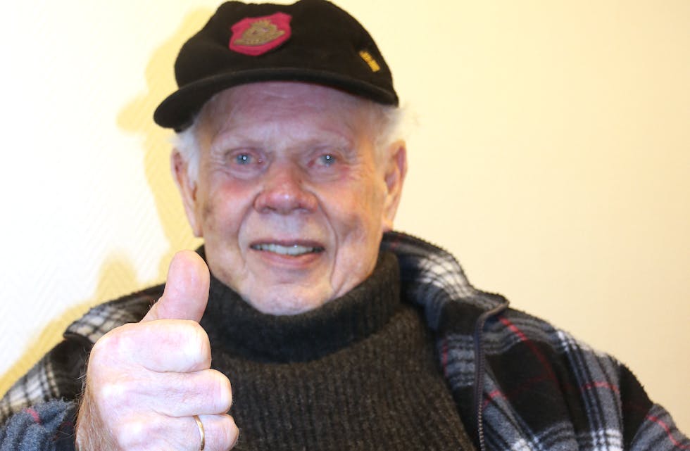 Thorbjørn Vang (92) er like heil, trass mange uhell i det siste, og han lar ikkje blåveisar og skrubbsår stoppa han i adventstida.