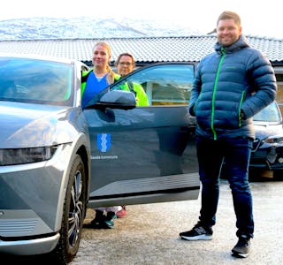 Kommunens nye Hyundai Ionic 5 er levert med ettermontert alkolås. Det er både einingsleiar ved heimetenesta, Roger Birkeland og helsefagarbeidarane Malin Seljestad (til venstre) og Janne Aaker svært fornøgde med.