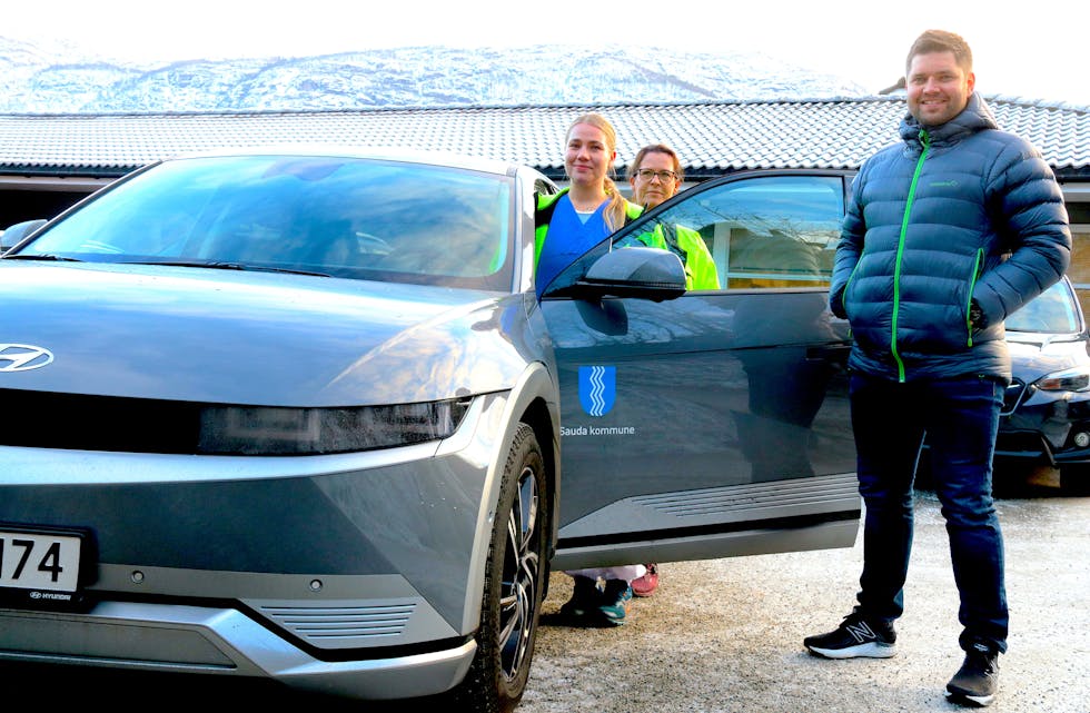 Kommunens nye Hyundai Ionic 5 er levert med ettermontert alkolås. Det er både einingsleiar ved heimetenesta, Roger Birkeland og helsefagarbeidarane Malin Seljestad (til venstre) og Janne Aaker svært fornøgde med.
