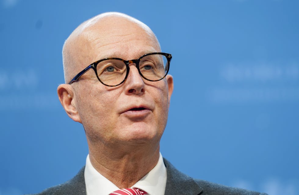 Helsedirektør Bjørn Guldvog på ein pressekonferanse om koronasituasjonen. 