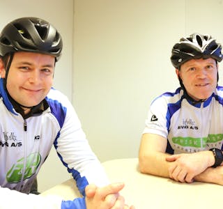 Sykkelklubbens nestleiar Torstein Kjerpeset (til venstre) og leiar Thomas Wahl har henta fram sykkelutstyret sitt etter ein lang og ufrivillig sykkelpause under koronapandemien. Nå vil dei ha fleire med på å gjera 2022 til eit aktivt og kjekt år for sykling i Sauda.