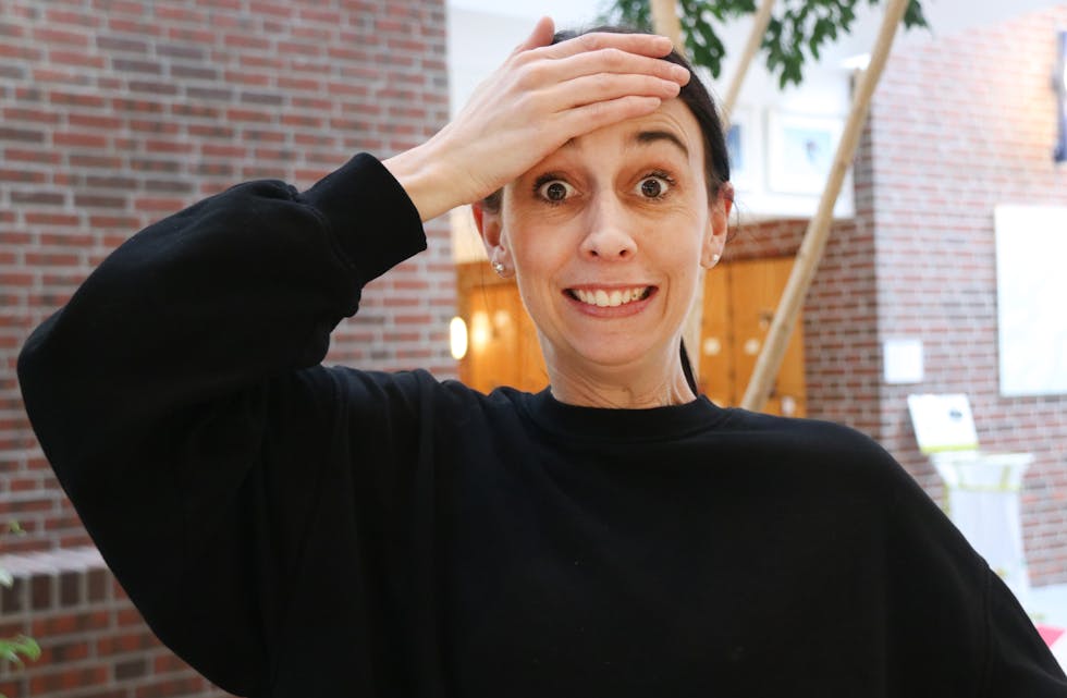 I januar 2021 var det lett å vera for optimistisk med tanke på kva som ville skje utover våren, sommaren og hausten.Tone Merete Olsen (bildet), Liv Eik-Nes og Ingebjørg Risvoll ler oppgitt av eigne spådomsprestasjonar. Dei trudde blant anna på både Hovlandsnuten Opp, Bjørn Eidsvåg-konsert, ny, stor arbeidsplass, nedbørsrekord og at Sauda ikkje ville få meir enn fem koronasmitta.