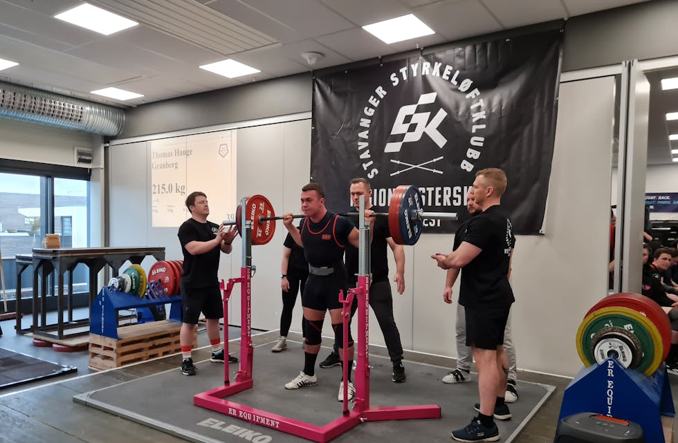 Thomas Granberg (22) løftar 230 kilo i knebøy.