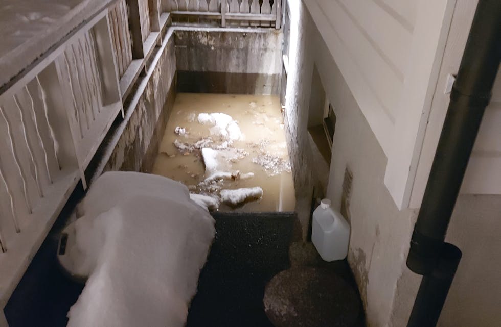 Vatnet rann inn i kjellaren til familien Huse/Bloch Johnsen på Rustå.