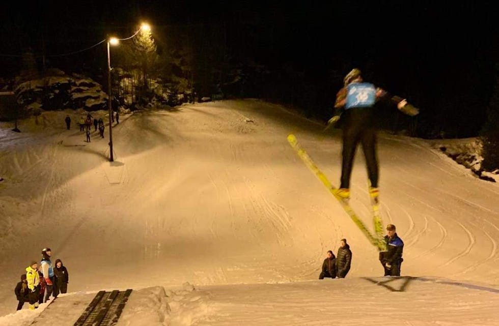 Det har vore mykje god skihopping i Brattebakken-anlegget i vinter,som dette svevet til Fredrik Hocking.  Denne tysdagens renn er imidlertid utsett på grunn av sjukdom.