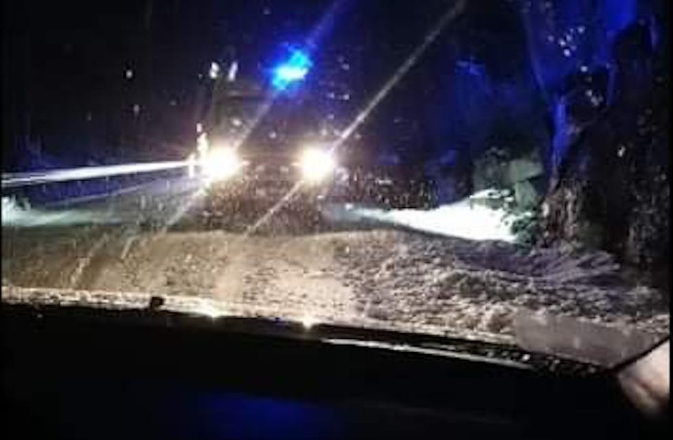 Både politi, brannvesen og ambulanse rykka ut då ein personbil med to personar inni kom på gli og trefte autovernet og fjellveggen nær Tysseland, i kveld søndag. 