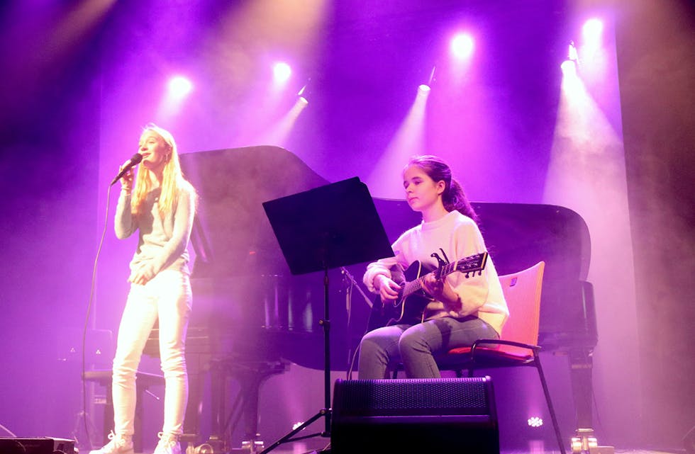 Liva Øverland Ringhagen og Eilin Handeland Alkan (på gitar) imponerte under UKM i slutten av januar, og får representere Sauda under fylkesmønstringa på heimebane i april. 
