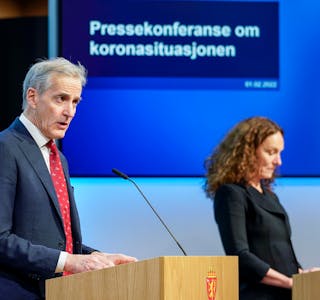 Statsminister Jonas Gahr Støre (Ap) og FHI-direktør Camilla Stoltenberg på pressekonferansen om koronasituasjonen tysdag. 