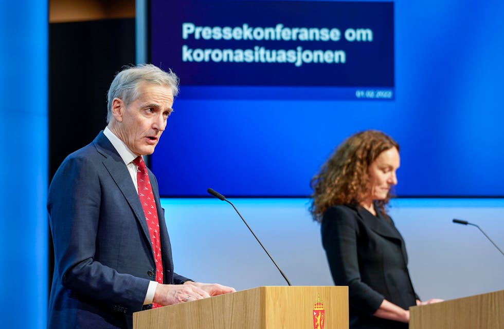 Statsminister Jonas Gahr Støre (Ap) og FHI-direktør Camilla Stoltenberg på pressekonferansen om koronasituasjonen tysdag. 