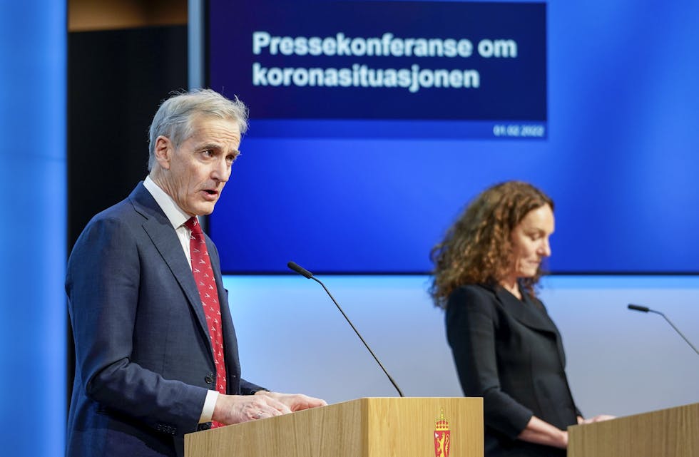 Statsminister Jonas Gahr Støre (Ap) og FHI-direktør Camilla Stoltenberg på pressekonferansen om koronasituasjonen tysdag. 