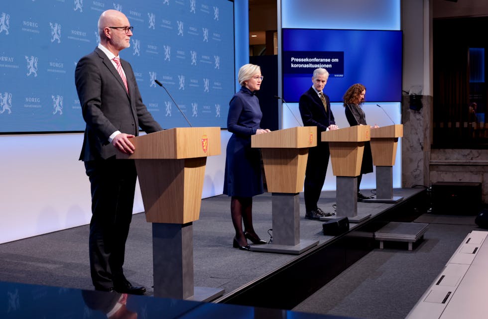 Helsedirektør Bjørn Guldvog, helse- og omsorgsminister Ingvild Kjerkol, statsminister Jonas Gahr Støre og Camilla Stoltenberg held pressekonferanse om koronasituasjonen laurdag formiddag. 