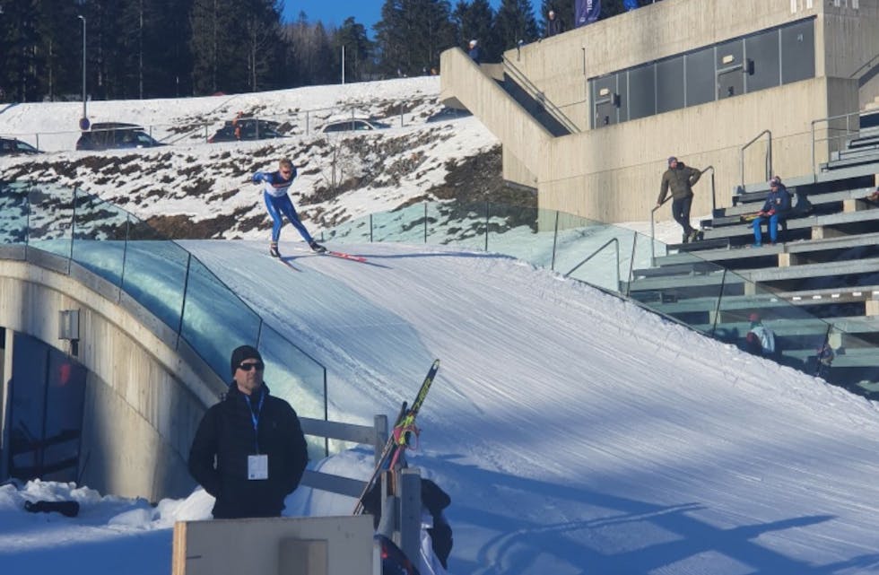 Iver Bjerga Øverland på veg inn mot oppløpet i Holmenkollen under fredagens 7,5 kilometerrenn.