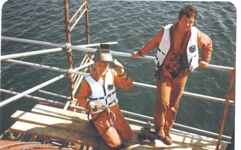 Jan Gustav Tveit (til venstre) og Rolf Kalvik var blant mange saudabuar som deltok i arbeidet da Aleksander Kielland-plattforma blei snudd i 1983. Det var saudafirmaet Sauda Contracting som hadde fått ein del av arbeidet i samband med snuoperasjonen. Foto: Privat.