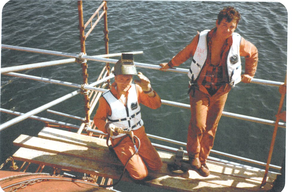 Jan Gustav Tveit (til venstre) og Rolf Kalvik var blant mange saudabuar som deltok i arbeidet da Aleksander Kielland-plattforma blei snudd i 1983. Det var saudafirmaet Sauda Contracting som hadde fått ein del av arbeidet i samband med snuoperasjonen. Foto: Privat.