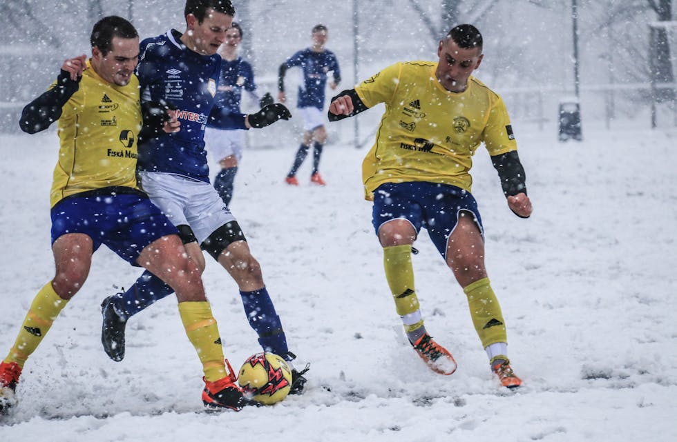 Lagkaptein Atle E. Mehus er i ferd med å dansa seg gjennom Fiskå-forsvaret for så å gi Sauda leiinga 4-1.