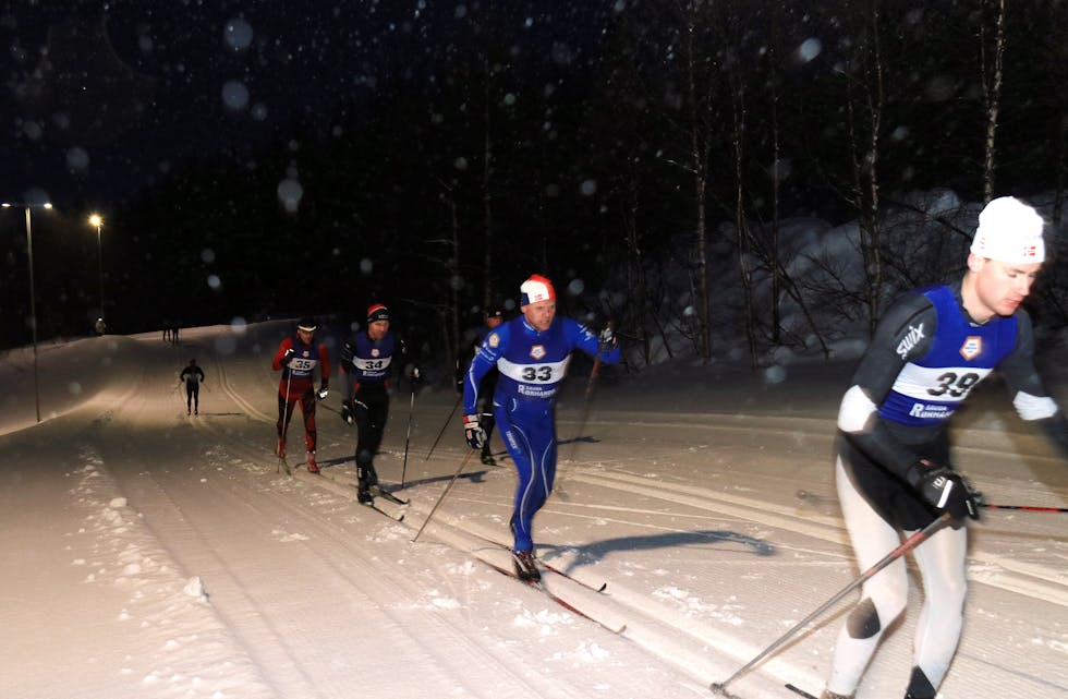 Ingen av konkurrentane klarte å følga Ola Martin Øverland (startnummer 33) til mål i årets saudameisterskap i langrenn. På bildet er om lag to kilometer unnagjort, og Øverland har heng på Håvard Djuve (startnummer 39) medan Jone Øverland og Geir Magne Ness har ei lita luke til dei andre foran der igjen. Kristian Ildstad (nummer 34) og Robin Handeland (nummer 35) følger bak, og ein kan skimta Lars Folgerø bak Øverland. 