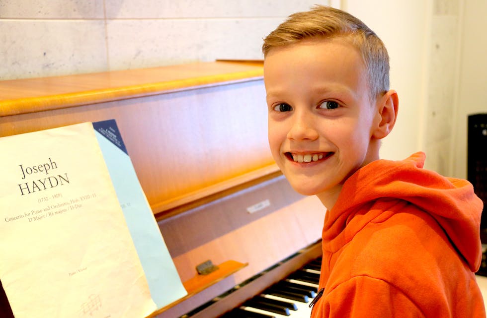 Vilmer Teig (10) fortel at det skjer noko heilt spesielt når han set seg ned ved pianoet. I mars skal han spele konsert på Folket Hus. 