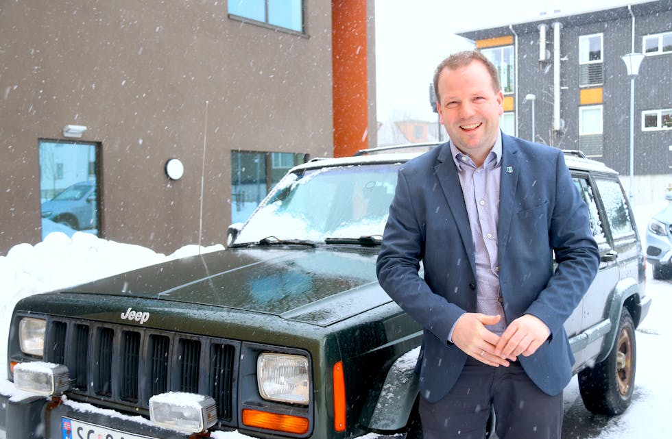 Den gamle jeep-en held koken etter 20 år hos ordførar Asbjørn Birkeland. Sjølv har han ikkje bestemt seg om han vil satsa mot ein ny ordførarperiode for Senterpartiet. 