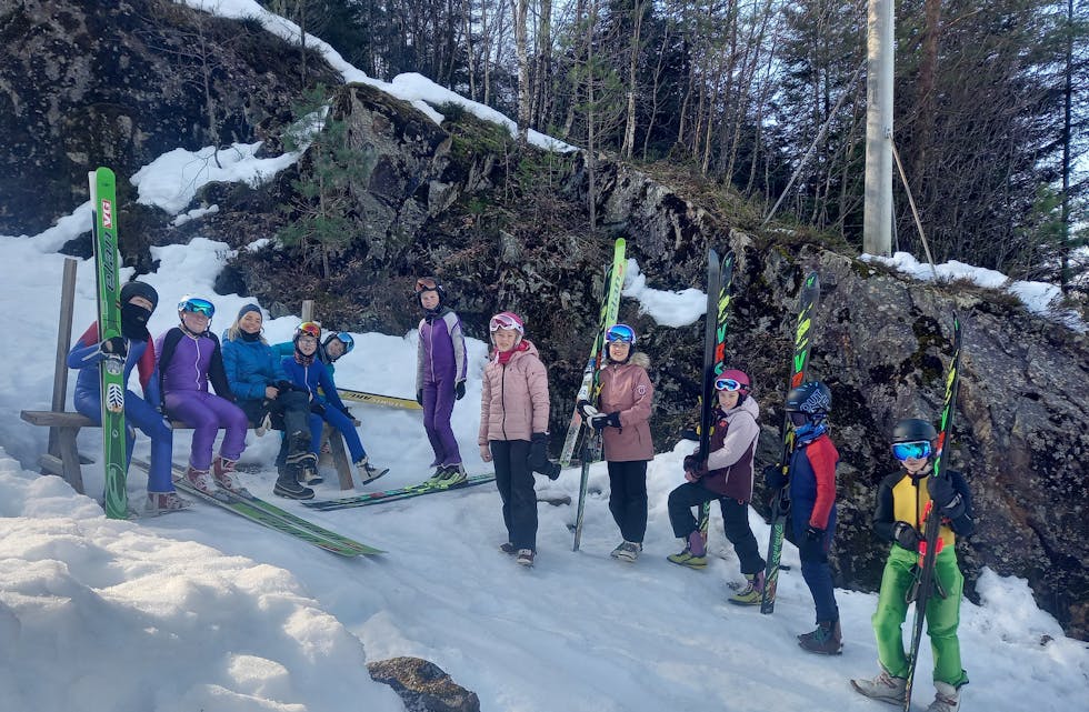 Sjuandeklassingane frå Risvoll skule i hoppbakken: Frå venstre står Kasper B. Knutsen, Herman Hillestad Hatlen, Marie Vikeså, Olve Bruknapp Skoglund, Noah Frette Solheim, Trym Vatne Aas, Linnea Åsheim Bergsbakk, Ingrid Fjellheim Midthun, Elvira Stuhr, Oliver Bakkane Folgerø og Leander Risvoll Imsland.