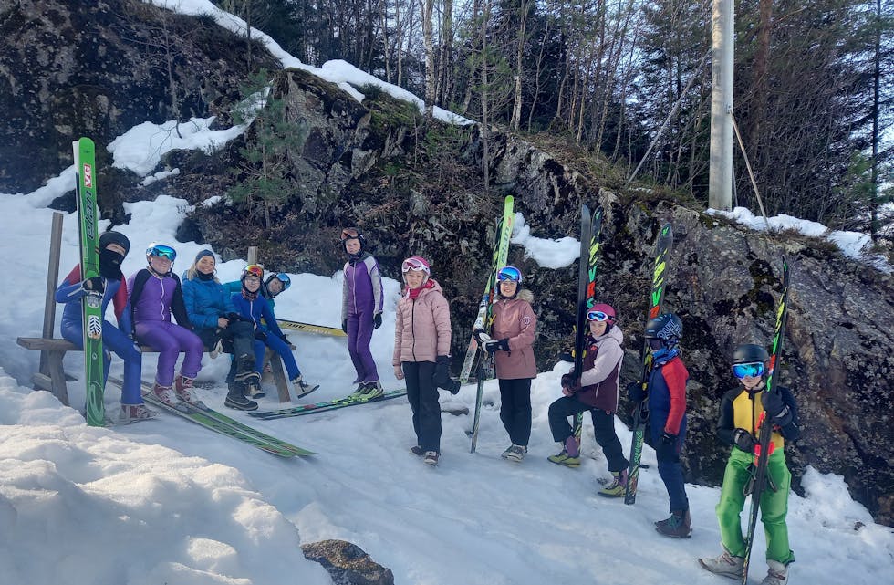 Sjuandeklassingane frå Risvoll skule i hoppbakken: Frå venstre står Kasper B. Knutsen, Herman Hillestad Hatlen, Marie Vikeså, Olve Bruknapp Skoglund, Noah Frette Solheim, Trym Vatne Aas, Linnea Åsheim Bergsbakk, Ingrid Fjellheim Midthun, Elvira Stuhr, Oliver Bakkane Folgerø og Leander Risvoll Imsland. 
