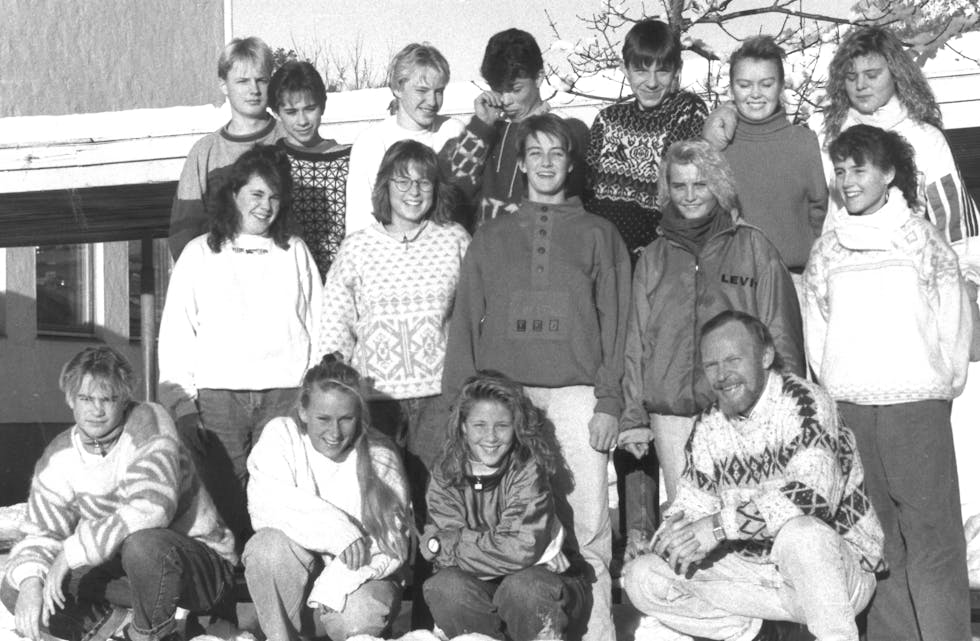 9A ved Sauda ungdomsskule, januar 1991. Framme frå venstre sit: Kjartan Rosnes, Mette Geelmuyden Rød, Silje Paulsen og lærar Jan Edvin Birkeland. I midten frå venstre: Ann Helen Solheim, Solfrid Ekkjestøl, Jorunn Haugland, Therese Olsen og Hege Nordhagen. Bak frå venstre: Nils Jarle Sandanger, Sveinung Bøen, Oddgeir Eikemo, Bjarne Kalleli, Leif Magnus Birkenes, Cathrine Rustad og Bente Årthun.