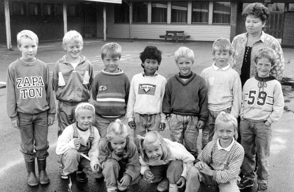 Førsteklassingane ved Austarheim skule, hausten 1991: Framme frå venstre sit Jill Merete Bergsbakk, Helle Lønseth, Ann Kristin Tveit og Solveig Steinsland. Bak frå venstre: Tor Helge Aksdal, Roy Terje Moen, Ernst Austerheim, Remy Edward Bergsbakk, Stian Johnsen Nordvik, Eirik Daniel Fatnes og Odd Atle Saltvik. Bak til høgre står lærar Marie Grindheim.