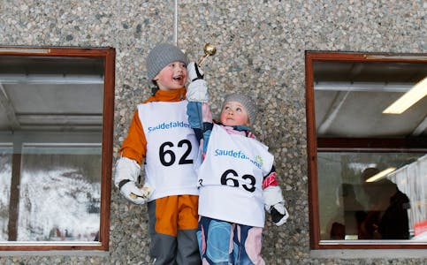 Sverre og Hennie Eeg var stolte då dei fekk premie etter siste renn i 2020. 