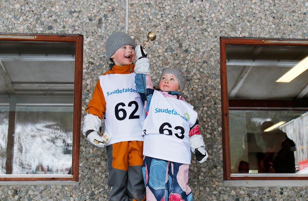 Sverre og Hennie Eeg var stolte då dei fekk premie etter siste renn i 2020.