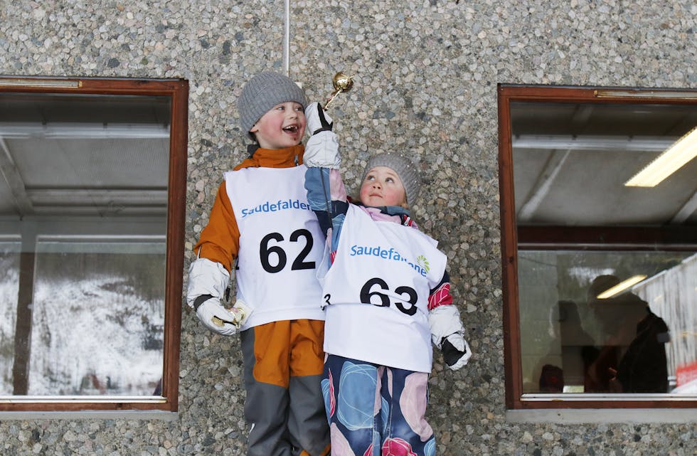 Sverre og Hennie Eeg var stolte då dei fekk premie etter siste renn i 2020. 