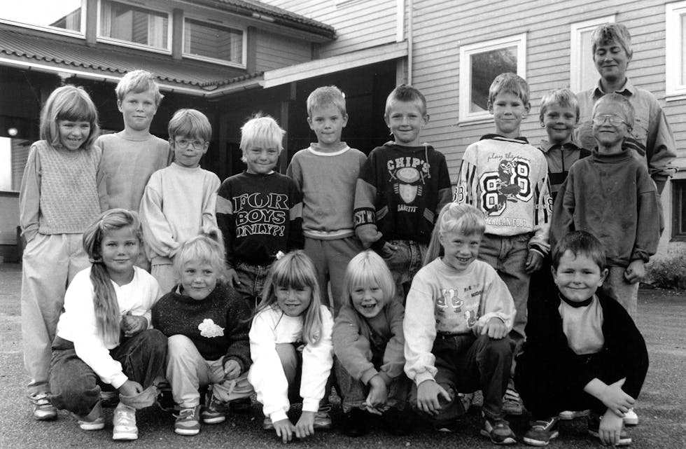 Førsteklassingane ved Birkeland skule, hausten 1991: Framme frå venstre: Monica Tveit, Elin Roaldkvam, Nina Oxaal Havreberg, Lene Hardeland, Anita Viland og Ronnie Sæveland. Bak frå venstre står Andrea Brodahl, Tom Kjellsen, Jon Eirik Bokn, Ivan Svendsen, Jarle Eide, Reidar Birkeland, Fredrik Werdal, Vidar Nordli og Helge Svandal. Læraren bakerst til høgre er Reidun Dyre.